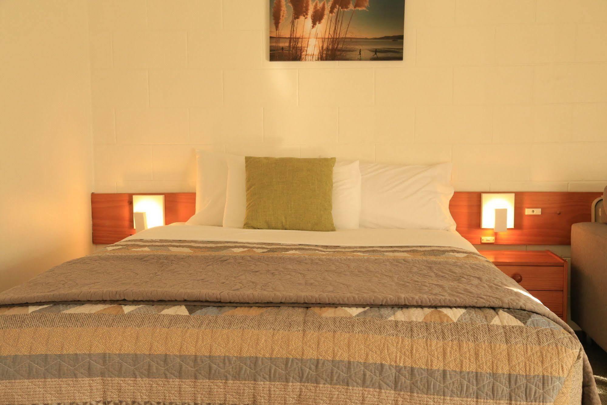 Papakura Motor Lodge & Motel ภายนอก รูปภาพ